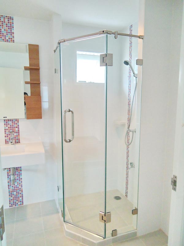 ฉากกั้นอาบน้ำ Showerbath ฉากกั้นอาบน้ำสำเร็จรูป Design ที่เรียบหรูลงตัว ประหยัด คุ้มค่า เลือกที่ www.showerbaththailand.com