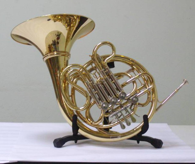  ขาย  French horn ยี่ห้อ Zeff  รุ่น ZDC-304 รุ่นนี้สามารถถอดเปลี่ยน bell ได้ รูปทรงสวยงามแบบคลาสสิกสไตส์ คุณภาพเสียงเยี่ยม 