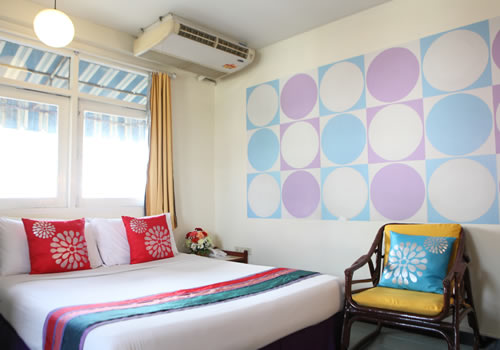 โรงแรมใกล้สถานีรถไฟฟ้า BTS ทองหล่อ ห้องพักตกแต่งด้วยสีสันสดใสพร้อมสิ่งอำนวยความสะดวกมากมาย