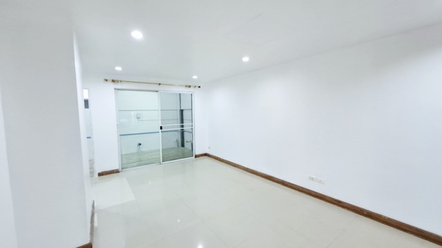 กระทุ่มล้ม 19 ตรว.สระว่ายน้ำ ม.ธนบุรี 2.8กม.ให้เช่าทาวน์เฮาส์ ใหม่  อ้อมน้อย 3.6กม.ถ.พุทธมณฑลสาย4 ถนน 150 ม.   3นอน 2น้ำ 1ครัว จอดรถ 2คัน