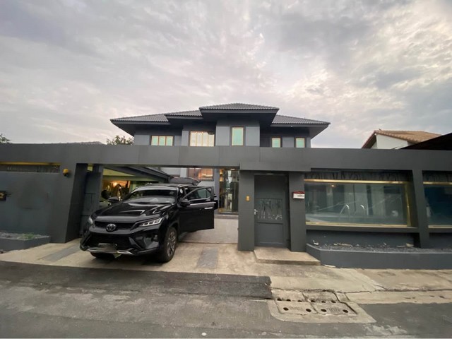 ขายบ้านเดี่ยว2ชั้น  ใกล้สนามบินดอนเมือง ซอย โกสุมรวมใจ เนื้อที่ 120 ตร.ว. มีสระว่ายน้ำ