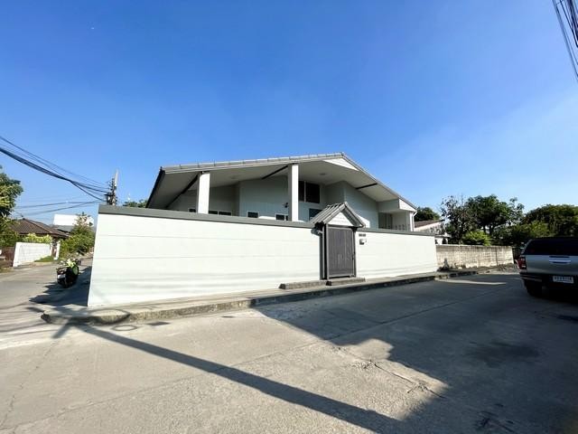 ให้เช่าบ้านเดี่ยว บ้านหลังมุม รีโนเวทใหม่ หมู่บ้านโชคชัยคลองจั่น ซอยนวมินทร์81 หรือ ซอยนวมินทร์51 ใกล้สำนักงานที่ดินบางกะปิ 