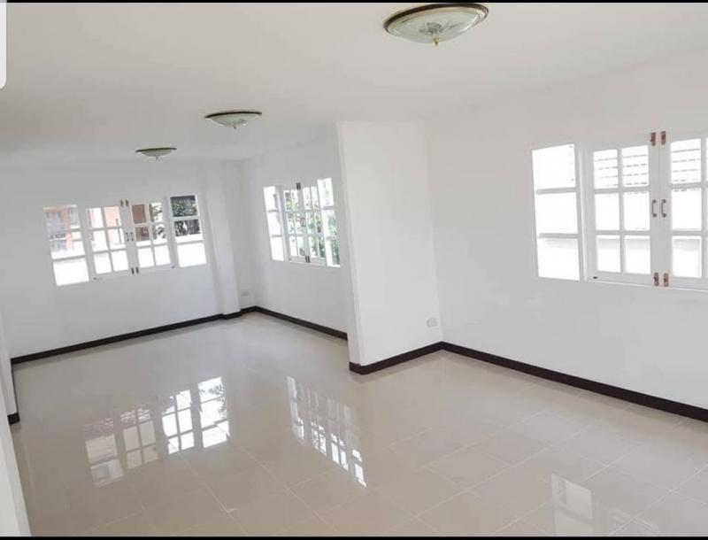 ทำเลทอง โซนแม่โจ้ ลดราคาขาย 2.2 ล้าน 54 ตรว. สันทราย บ้านเดี่ยว 2 ชั้น รีโนเวทใหม่ ติดถนน ตรงข้ามมหาลัยแม่โจ้ เดินทางสะดวก