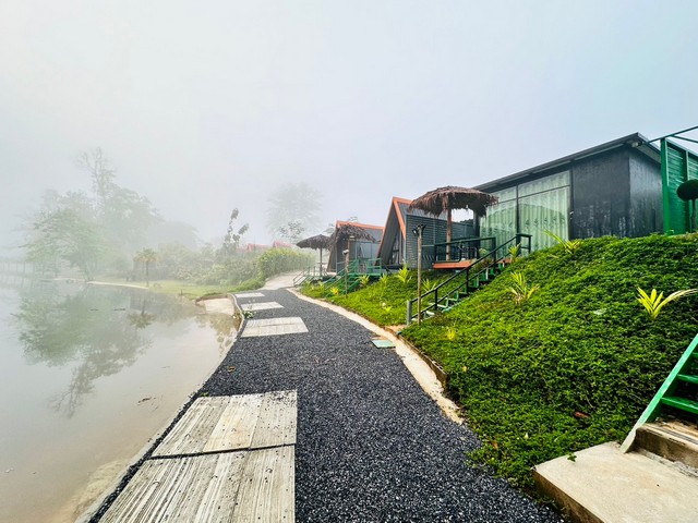 ขายรีสอร์ทบ้านพักกับลานกางเต็นท์ ติดแม่น้ำแควน้อยติดลำห้วย กาญจนบุรี หน้าน้ำกว้าง 250 ม.***ขายราคา 17 ล้านบาท *** ( มีเนื้อที่ดิน 5-2-91.9 ไร่ ) * มีที่งอกเพิ่มอีกประมาณ 2 ไร่ขายรีสอร์ท ติดแม่น้ำแควน้อย ทองผาภูมิ กาญจนบุรี 250 เมตร และ ติดลำห้วย 200 ม.  เนื้อที่  5 ไร่กว่าๆ วิวสวย หน้าน้ำกว้างมาก ขายพร้อมห้องพัก 12 ห้อง พร้อมดำเนินกิจการต่อได้เลย ที่ตั้งที่ดิน  : ตำบล ลิ่นถิ่น อำเภอ 