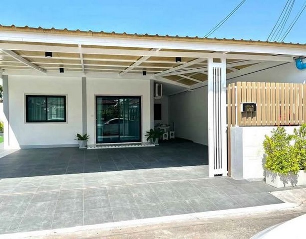 AOM 1551ขายด่วนหลุดจอง​ จอดรถได้หลายคัน บ้านเดี่ยวหลังมุม  พื้นที่ด้านข้างบ้านเยอะมากพิกัดซอยเนินพลับ หวาน  พัทยา ราคาโปรโมชั่นถึงสิ้นปี 2567ลดราคาจาก 3.79 ล้านบาทเหลือเพียง 3.59 ล้านบาทขนาด53 ตารางวา 3 ห้องนอน2 ห้องน้ำ 1 ห้องโถง 1 ห้องครัว จอดรถในบ้านได้ถึง  3คันหน้าบ้านจอดได้อีก1 คัน มีที่นั่งชิลหน้่าบ้าน + พร้อมสนามหญ้าบ้าน แถมโซฟา โต้ะทานข้าว ตู้เสื้อผ้า แอร์ 3 เครื่อง 