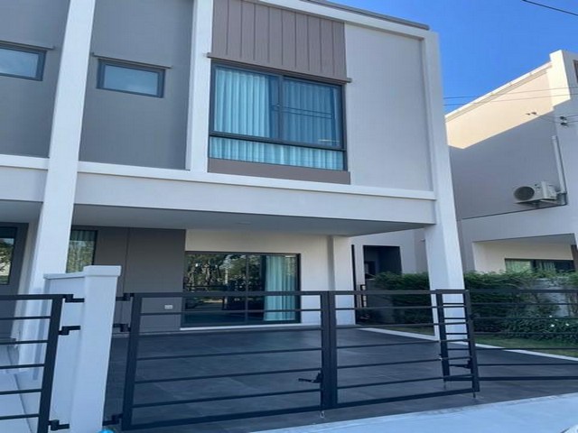 ให้เช่าทาวน์โฮม 2 ชั้น บ้านใหม่ ในโครงการใหม่ โครงการ พลีโน่ สุขุมวิท-บางนา3 เพียง 800เมตร ถึงเมกาบางนา 