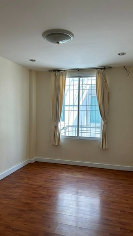 ให้เช่าทาวโฮม4 ชั้น  ใกล้ไฟฟ้า MRT สายสีม่วง สถานีแยกนนทบุรี 1 หมู่บ้านไพลินปาร์ค ซอยรัตนาธิเบศร์ 28 ติดเซ็นทรัลรัตนาธิเบศร์ สำนักงาน