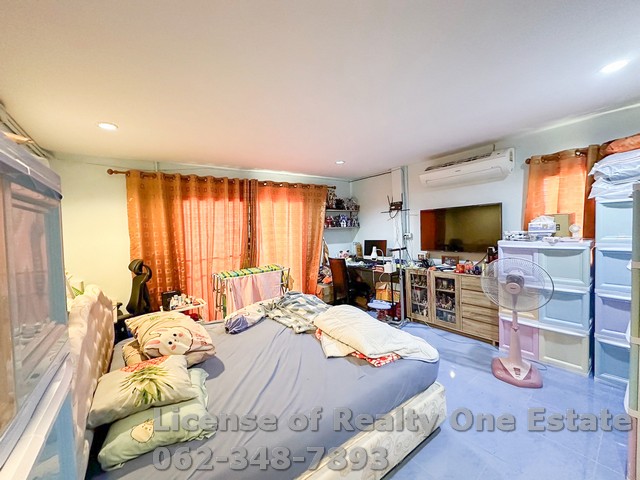 M 4696ขาย ตึกแถว หนองแขม ซอยมาเจริญ ถนนเพชรเกษม ภาษีเจริญ กรุงเทพติดต่อ ประสงค์ 062-348-7893Line id : songloveu88นิก 065-985-2958Line id : nickky-nicรายละเอียด• เนื้อที่ 38.10 ตารางวา พื้นที่ใช้สอย 188 ตรม.• แหล่งชุมชน หลังตึกติดตลาดหนองแขม • อาคารสูง 3 ชั้น (มีชั้นลอย และดาดฟ้า) • 4 นอน 4 น้ำ 2 แอร์ 2 จอดรถ / พร้อมแท้งค์น้ำ• ต่อเติมห้องครัว ต่อเติมห้องน้ำชั้น 2 โซนหลังบ้าน• หันหน้าทิศใต้• พื้นชั้นบนปูกระเบื้อง และล่