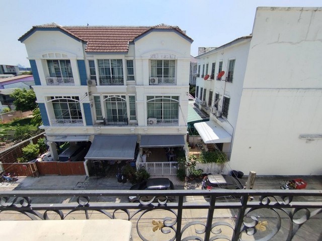 ขายบ้าน Fully Furnished Townhome 3ชั้น ตกแต่งพร้อมอยู่ หมู่บ้านใจกลางเมืองลาดพร้าว กรุงเทพมหานคร พื้นที่ใช้สอย 190ตรม. 4ห้องนอน 4ห้องน้ำ 1ห้องครัว มีระเบียงชั้น2 และชั้น3 พร้อมเฟอร์นิเจอร์ บนเนื้อที่ 23.1ตรว. ตั้งอยู่ แขวงลาดพร้าว เขตลาดพร้าว กรุงเทพมหานครสถานที่ใกล้เคียง- สำนักงานเขตลาดพร้าว 500ม.- Winest ศูนย์ดูแลผู้สูงอายุและฟื้นฟูผู้ป่วย 1.5กม.- Viking Soccer Field 2กม.- เซ็นทรัล อีสตวิลล์ 2.3กม.- โรง