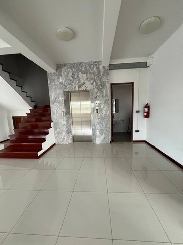 ให้เช่าสำนักงาน 5 ชั้น พร้อมลิฟท์โดยสาร  พื้นที่ใช้สอย 879 ตรม. ใกล้ที่ว่าการอำเภอบางกรวย