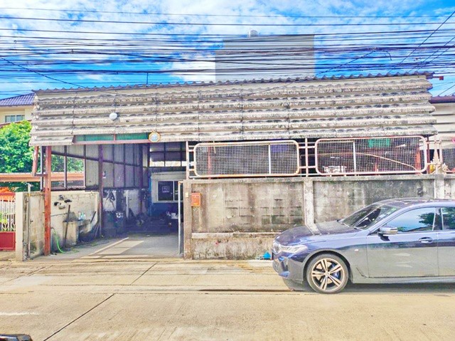 โกดัง 2 ชั้น  เดอะไนน์ พระราม 9 200 ม. APLหัวหมาก 1.8 กม. โลตัส​ พัฒนาการ3นอน 80ตร.วา. 400 ตร.ม. เซนต์มาร์ค 500 ม. โรงพยาบาลวิภาราม 5จอดรถ