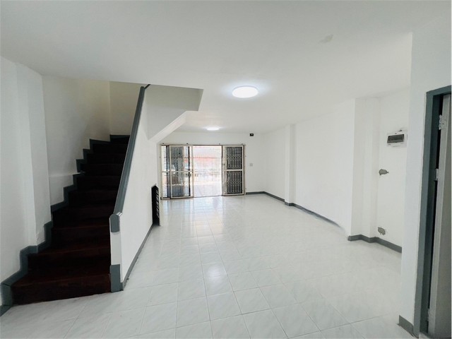 ทำเลหมู่บ้าน อู่ทอง เพลส โครงการ 2 ราคา 3.29 ลบ ขายทาวน์เฮาส์/ โฮมออฟฟิศ 3 ชั้น หลังมุม พร้อมอยู่ รีโนเวทใหม่ปิ๊งทั้งหลัง 20 ตร.ว.