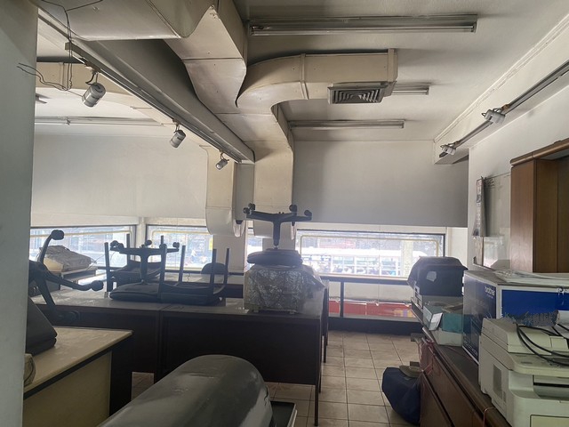 ให้เช่าอาคารพาณิชย์ ย่าน  โชคชัย4  ใกล้สถานี รถไฟฟ้าลาดพร้าว  สองคูหา หลังมุม 4.5 ชั้น รวมดาดฟ้า เนื้อที่ 34 ตร.ว.