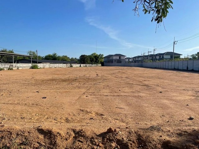 TEL : 092-288 9359 Ms. DanitaLine : https://line.me/ti/p/yxo92dHWP1ขายที่ดินติดถนน ใหญ่ อ่างศิลา ชลบุรีขนาดพื้นที่ 2 ไร่ 3 งาน 60 ตารางวาที่ดินในขนาดรูปสี่เหลี่ยมผืนผ้า พร้อมแนวรั้วที่สร้างขึ้นเป็นสัดส่วน และทั้งถมที่ดินปรับหน้าที่พร้อมให้จัดสรรและพัฒนาในด้านธุรกิจ ที่ดินทำเลใจกลางเมืองชลบุรี แหล่งเศรษฐกิจ ติดถนนใหญ่ใกล้ห้างเซ็นทรัล ใกล้รพ.เอกชลเข้าออกได้หลายเส้นทาง ติดถนนอ่างศิลา-บางแสน สถ