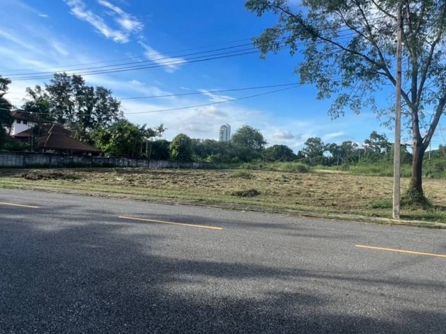 TEL : 092-288 9359 Ms. DanitaLine : https://line.me/ti/p/yxo92dHWP1รายละเอียด- ที่ดินเป็นสี่เหลี่ยมสวยงาม- เนื้อที่ 500 ตารางวา (1 ไร่ 1 งาน )- อยู่ต้นซอย เข้าจากหน้าโครงการไปไม่ลึก- ที่ดินถมแล้ว - พร้อมก่อสร้างที่พักอาศัย- โครงการ 5 ดาว- ระบบการรักษาความปลอดภัยดีมาก- มีความเป็นส่วนตัวสุดๆ- โครงการติดถนนสุขุมวิท- เดินทางไปกรุงเทพได้ง่ายมาก- อยู่ใจกลางความเจริญ ค่าโอนทั้งหมด 50/50F-A8 