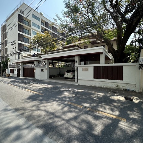 ให้เช่า บ้านเดี่ยวหรูมากๆ เอกมัย สไตล์บาหลี ใกล้ BTS เอกมัยแค่นิดเดียวบ้านหลังใหญ่ขนาด 420ตรว.4 ห้องนอน 2 ห้องอเนกประสงค์ 6 ห้องน้ำ 1 ห้องโถงทางเข้า1 ห้องนั่งเล่น 1 ห้องครัวใหญ่1 สระว่ายน้ำ 1 มุมสวนหย่อมพร้อมแยกโซนที่พักแม่บ้านมี 3 ห้องแม่บ้าน 1 ครัวแม่บ้าน และ 2 ห้องน้ำแม่บ้านจอดรถได้ 3-4 คันติดแอร์ทั้งหลัง แบ่งโซนเป็นสัดส่วนเพดานสูงโปร่งไม่อึดอัด✅ เช่าเพื่ออยู่อาศ