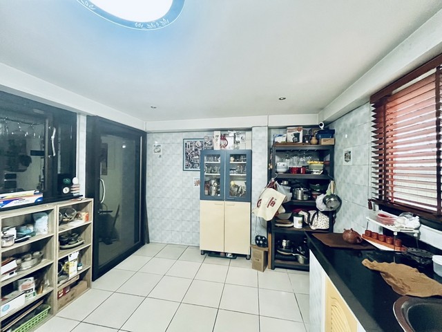 ขายอาคารพาณิชย์ 4 ชั้น เนื้อที่  17.6 ตารางวา พร้อมอยู่ สภาพดี ใกล้ถนนใหญ่