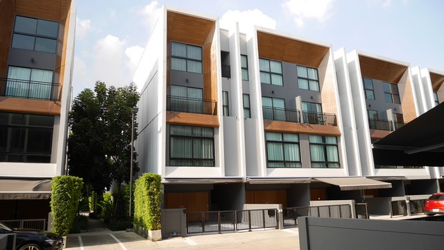 ปล่อยเช่าด่วน ทาวน์โฮม อาร์เด้น พัฒนาการ รับจดทะเบียนบริษัท เดินทางสะดวก ใกล้ทางด่วนพัฒนาการ(รหัสทรัพย์ที่ : 50005)จุดเด่น อยู่เส้นพัฒนาการซึ่งเป็นจุดเชื่อมสามารถเข้าออกใจกลางเมือง อย่างเอกมัย ทองหล่อได้ง่ายมากๆ และยังใกล้ทางด่วนไปบางนา ทางด่วนไปรามอินทรา-อาจณรงค์ อีกทั้งใกล้ APL รามคำแหง ใกล้ BTS อ่อนนุชค่าเช่า 45,000 บาท/เดือน  (สัญญาขั้นต่ำ 1 ปี (มัดจำ 2 เดือน จ่าย