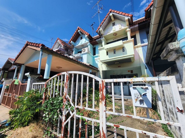 ขายทาวน์เฮาส์ 2 ชั้น สำหรับ นายทุนหาบ้านรีโนเวทเพื่อขายทำกำไร หรือผู้ที่ต้องการซื้อบ้านราคาต่ำเพื่อรีโนเวทอยู่เอง ก็คุ้มสุดๆขายบ้านทาวน์เฮาส์ ทาวน์โฮม โชคชัยปัญจทรัพย์  ขายบ้านถนนรามคำแหง  ถนนมีนบุรี  ถนนร่มเกล้า  (รหัสทรัพย์ที่ : 50004)**ราคาขายลดพิเศษ  :  990,000 บาทเท่านั้น ** ต่อรองราคาได้สนใจซื้อจริงพร้อมวางมัดจำเลย ต่อรองราคาได้อีกค่ะ ขอคนพร้อมซื้อค่ะชื่อโค