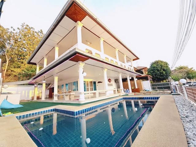 AOM 1561บ้าน 2 ชี้นให้เช่า ทำใหม่หมดที่ตั้ง พัทยา เอกมงคล 4|เขาตาโล ใกล้โรงเรียนานาชาติธารามีทะเลหน้าบ้านมีภูเขาด้านหลังลมพัดเย็นสบาย หน้าหมู่บ้านตลาด โลตัสใกล้มากสะดวก น้ำไม่ท่วมราคาเช่า 60,000 บาท  เดือนสัญญา 2 ปีรวมค่าดูแลสระน้ำ+ส่วนกลางมัดจำ 2 เดือน + จ่ายล่วงหน้า 1 เดือน 4 ห้องนอน 4 ห้องน้ำ 1 ห้องอาบน้ำหมา 1 ห้องนั่งเล่น ระเบียงใหญ่ สระว่ายน้ำส่วนตัว   บาร์ริมสระ รปภ. 