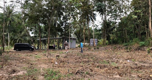 LV52970 ให้เช่า ที่ดิน ทำ poolvilla หรือร้านกาแฟ ใกล้สวนสัตว์เปิดเขาเขียว แปลงละ 15,000 บาท มี 3 แปลงราคาเช่า : แปลงละ 15,000 บาท/เดือน (ประกัน 2 เดือน ล่วงหน้า 1 เดือน) ที่ตั้ง : อ.ศรีราชา ต.บางพระ จ.ชลบุรีรายละเอียด :- แปลงละ 15,000 บาท มี 3 แปลง- 1 ห้องนอน - 1 ห้องน้ำ - ถังเก็บน้ำสองใบ- มีลานอเนกประสงค์ พร้อมหลังคานั่งชิว เป็นห้องอาหารได้หรือทำงานต่างๆ- มีมิเตอร์น้ำไฟฟ้าครบสถานที่ใกล้เคียง : - ห่า