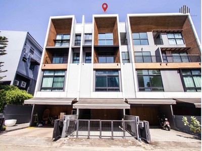 ขายทาวน์โฮมราคาดีที่สุด !! อาร์เด้นลาดพร้าว 71 บ้าน 3.5 ชั้นบิ้วอินทั้งหลัง !! ทะลุออกถนนหลักได้หลากหลายเส้นทาง.สามารถรับชมวิดิโอได้ที่ : https://youtu.be/MZ1-qyBGghE.โครงการ อาร์เด้น- ออกแบบที่ได้รับแรงบันดาลใจจากสวน Eden ร่มรื่นน่าอยู่มาก !!.Location : https://g.page/arden-ladprao71?share.Arden Ladprao 71พัฒนาโดย บริษัท อนันดา ดีเวลลอปเม้นท์ จำกัน มหาชน- เนื้อที่โครงการ 6-3-71 ไร่- จำนวน 67 ยูนิตเท่านั้น- ทาวน์โฮม 3.5 ชั้น หน้ากว้า