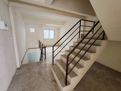 ขายตึกแถว !!! ขายตึกแถว 4 ชั้น 1 คูหา เนื้อที่ 16.6 ตร.ว. ตรงข้ามตลาดมาลี พุทธมณฑล สาย 4 อยู่ในโครงการ ทองคำพลาซ่า ซอย 1 ใกล้แหล่งจ้างงาน