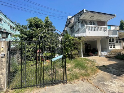 ทำเลทอง!! ราคาดี !! พื้นที่เยอะ !! ขายที่ดินพร้อมสิ่งปลูกสร้าง 191 ตร.ว ใกล้ตลาดห้วยขวางเพียง 500 เมตร ใกล้มหาวิทยาลัยหอการค้าไทย ใกล้MRTห้วยขวาง ! ขายด่วน.ที่ตั้ง: ซอย ประชาสงเคราะห์ 47 และซอย สุพรรณิกาแขวง รัชดาภิเษก เขต ดินแดง กรุงเทพมหานคร 10400.รายละเอียด:- ที่ดินพร้อมสิ่งปลูกสร้าง 191 ตร.ว- พื้นที่ใช้สอย 400 ตารางเมตร.ขายในราคาเพียง 28.5 ล้านบาทเท่านั้น (จากราคาเดิม 36.9 ล้านบาท) .