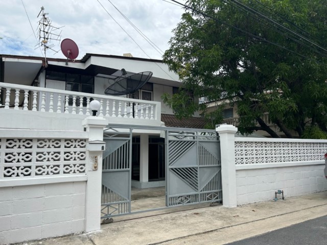 ให้เช่าบ้านเดี่ยวห้วยขวาง2ชั้น50ตร.ว4นอน2น้ำแอร์4เครื่องเฟอร์ครบเช่า32,000บาท/เดือนใกล้MRTห้วยขวาง5นาที ถ.ประชาราษฎร์บำเพ็ญรายละเอียด-บ้านเดี่ยว 2 ชั้น ย่านใจกลางเมืองรัชดา-เนื้อที่50 ตารางวา 200 ตารางเมตร-มี 3 ห้องนอน 2 ห้องน้ำ 1 ห้องทำงาน 1 แม่บ้าน-แอร์ 4 เครื่อง เฟอร์นิเจอร์ครบพร้อมเข้าอยู่-ตกแต่งทาสีใหม่ทั้งหลัง-จอดรถ 2 คัน-ทำเลดีใกล้สำนักงานเขตห้วยขวางและ MRT ห้วยขวาง*