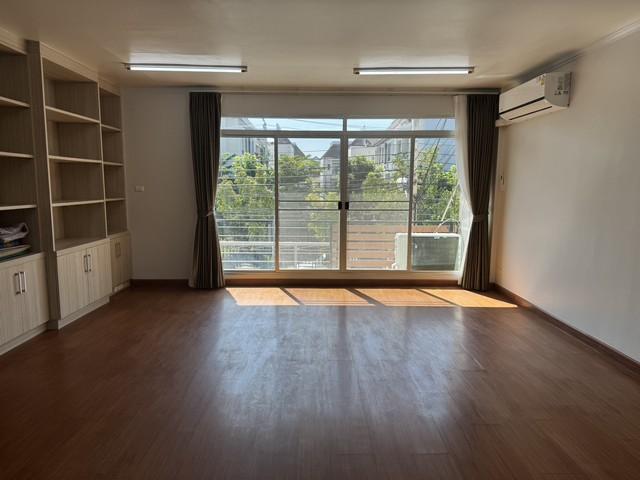 HR 5922 ให้เช่าทาวน์โฮม 4ชั้น Biztown ศรีนครินทร์ แนวรถไฟฟ้าสีเหลือง ใกล้พาราไดร์ปาร์ค