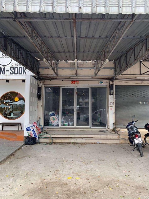 Sub1261ขายอาคารพาณิชย์ 3 ชั้น  ติดถนนใหญ่ เส้น เชียงใหม่- แม่โจ้ขนาด 4 x  16  เมตร  ขนาดพื้นที่ใช้สอย  192 ตรม.3 นอน  3 น้ำ   ติดถนนใหญ่ เส้น เชียงใหม่- แม่โจ้ทำเลทอง  (น้ำไม่ท่วม) เหมาะลงทุน  เปิดกิจการที่ตั้ง ตำบลหนองจ๊อม  อำเภอสันทราย  เชียงใหม่- ติดปั้ม  ปตท   รวมโชค-ใกล้แยกรวมโชค 500 เมตร- ใกล้กาดมีโชค   300 เมตรแหล่งสำคัญ   - ใกล้โชคพลาซ่า, Big C extra, Index Living Mall, Tesco Lotus คำเที่ยง, กาดคำเที่ยง, เซ็นทรัล