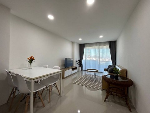 TEL : 092-288 9359 คุณดนิตาLine : https://line.me/ti/p/yxo92dHWP1คอนโดแหลมฉบังทาวเวอร์ อ่าวอุดม ศรีราชา ชลบุรีพื้นที่ห้อง 61 ตร.ม. ชั้น 9 ห้องวิวฝั่งทะเลขนาด 1 ห้องนอน 1 ห้องน้ำ และพื้นที่ห้องนั่งเล่นตกแต่งพร้อมเข้าอยู่ เครื่องใช้ไฟฟ้าเฟอร์นิเจอร์ หิ้วกระเป๋าเข้าอยู่ได้เลยสิ่งอำนวยความสะดวกที่มีให้- เตียงนอนคิงไซด์- โต๊ะทานอาหารขนาด 0.90 เมตร พร้อมเก้าอี้- ชั้นวางทีวีและเอกสาร- ตู้เสื้อผ้าขนาด