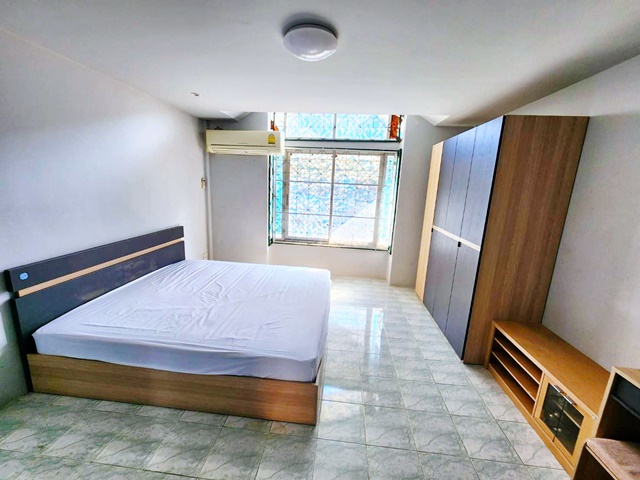 MRT รัชดาภิเษก 2 กม. จันทรเกษม 1.1กม. MRT ลาดพร้าว 1.4 กม  ถ.รัชดาภิเษก30-34 2นอน ทาวน์เฮาส์ 2 ชั้น  เฟอร์ครบ 18ตร.วา.142 ตร.ม. 2แอร์