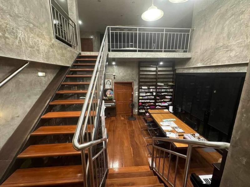 ขายด่วน ถูกสุดๆ 10.9 ล้าน 162 ตรว. 5 นอน 4 น้ำ โซนแม่ริม บ้านสวย 3 ชั้น วิวภูเขา บรรยกาศดี ร่มรื่น เป็นส่วนตัวสุดๆ หน้ารร.โฟร์ซีซั่น