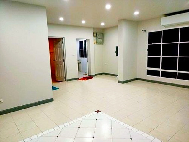 ตลาดจตุจักรคุ้มเกล้า 3.6 กม คุ้มเกล้าาตัดใหม่ สุวินทวงศ์ บ้านเดี่ยว 2 ชั้น หลังมุม ทำเลดี  3 นอน 2 น้ำ 64 ตร.วา.รีโนเวทใหม่ทั้งหลัง มีเฟอร์