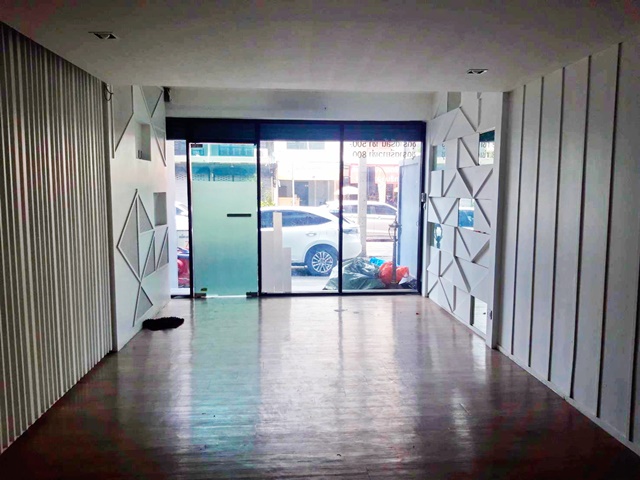 รถไฟฟ้าสายสีเหลือง เปาโล 850 ม. ให้เช่า โชว์รูม รัชดาภิเษก 2.4กม MRT ลาดพร้าว 2กม. อาคารพาณิชย์  3ชั้น  4นอน 4น้ำ  ลาดพร้าว  ถูกกว่าโกดัง