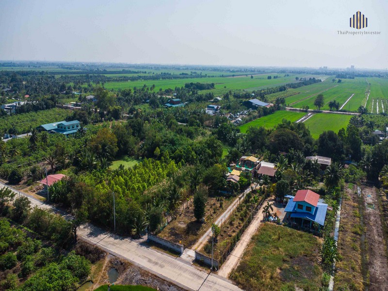 ขายด่วน! ที่ดินติดคลอง วิวธรรมชาติ บรรยากาศดี 2 ไร่ 1 งาน ถมแล้ว พร้อมบ้าน 2 หลังมีออฟฟิตและห้องพักพนักงาน.ที่ตั้ง: ตำบลระแหง อำเภอลาดหลุมแก้ว ปทุมธานีแผนที่: https://maps.app.goo.gl/zk9misdFBJS5HFDN7.รายละเอียดทรัพย์:- ขนาดที่ดิน: 2 ไร่ 1 งาน (กว้าง 26 เมตร ลึก 130 เมตร)- ถมแล้ว พร้อมใช้งาน- ติดคลอง วิวธรรมชาติ บรรยากาศดี.สิ่งปลูกสร้างภายในที่ดิน:บ้านหลังใหญ่:- ขนาด 10 เมตร x 8 เมตร- 80 ตร.เมตร- 3 ห้องนอน 3 ห้