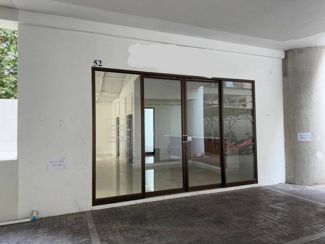 ขาย หรือ ให้เช่า พื้นที่สำหรับ สำนักงาน  ร้านค้า ทำธุรกิจ คลีนิค ฯLe Raffine Sukhumvit 24 (เลอ รัฟฟิเน่ สุขุมวิท 24) พื้นที่ขนาด :  223 ตรม. (2 ชั้น)  อยู่ในซอยสุขุมวิท 24   BTS Phrom Phong ห่างจากห้างสรรพสินค้า Emporium เพียง 600 เมตร  Le Raffine Sukhumvit 24 (เลอ รัฟฟิเน่ สุขุมวิท 24) Office Space 2FLR 223 sqm at Le Raffine Sukhumvit 24The space is located in the middle of Sukhumvit soi 24.  It offers 2 floors with a total of 223 sqm.  First floor is a big office area, second floor has multiple rooms, pantry, toilets and an outside table. Unit can be transferred to Thai/foreign quota. The space offers 4 parking spots, and is within walking distance (600 meters) to Empor