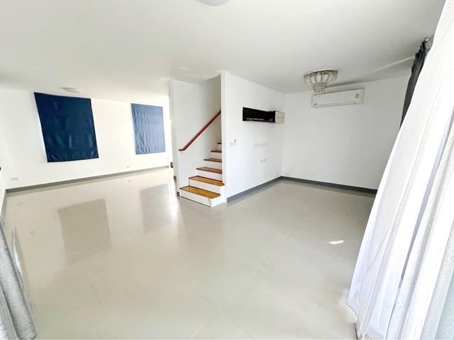 ลาดกระบัง54รพ.จุฬารัตน์2สาขา ม.หัวเฉียว 3.6 กม. บ้าน 2 ชั้น 3นอน วัดศรีวารีน้อย 1.8 กม.  2น้ำ 45ตร.วา. กล้วัดจรเข้ใหญ่   สุวรรณภูมิ 7.2 กม.