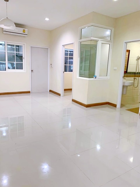 พุทธบูชา สุขสวัสดิ์26 2 4นอน บิ๊กซีบางปะกอก 1.9 กม. 4แอร์ พาณิชยการเชตุพน 900ม. ทาวน์เฮาส์ 2 ชั้น 3 น้ำ 18 ตร.วา พระจอมเกล้าธนบุรี 1.7 กม.