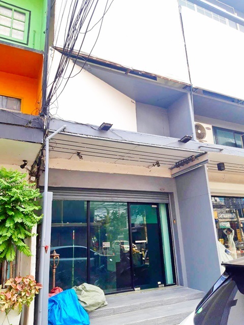 เปาโล 850 ม.MRT ลาดพร้าว 2กม รถไฟฟ้าสายสีเหลือง ให้เช่า โชว์รูม รัชดาภิเษก 2.4กม อาคารพาณิชย์  3ชั้น  4นอน 4น้ำ  ลาดพร้าว  ถูกกว่าโกดัง 