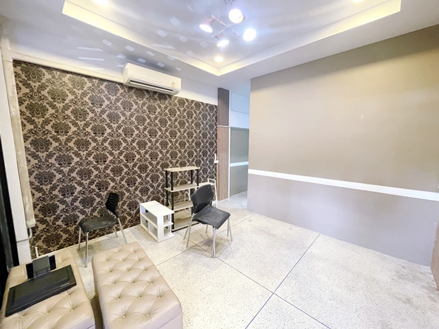 ตลาดหนองจอก 1.4 กม.  ม.เทคโนโลยีมหานคร 2.7 กม. .อาคาร4.5 ชั้น หนองจอก รร.เซนต์เทเรซา 200 ม สภาพใหม่ 3นอน 3 น้ำ 18 ตร.ว.210 ตร.ม.2A/C