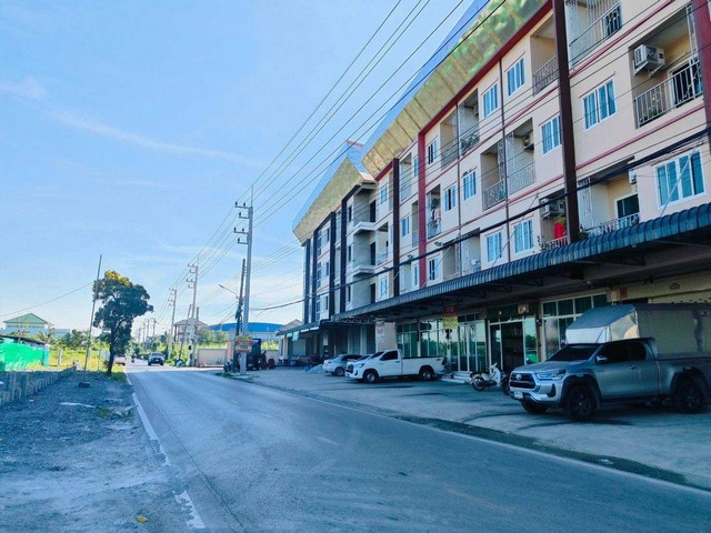 ขายที่ดิน พร้อมอาคารพาณิชย์ 4 ชั้น 3 คูหา ขนาด 79 ตร.วา  หน้าหมู่บ้านคู่ขวัญหรรษา 6 เพชรเกษม 81   ZB083