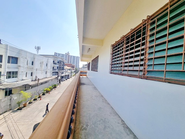 7คูหา อาคารพาณิชย์ ถูกที่สุดในโลก BTS อ่อนนุช 900ม.  มีลิฟท์ 4 ชั้น โลตัส สุขุมวิท50 600ม.ย่านพระโขนง 8นอน 5น้ำ  1,792 ตรม.  280 ตร.วา.