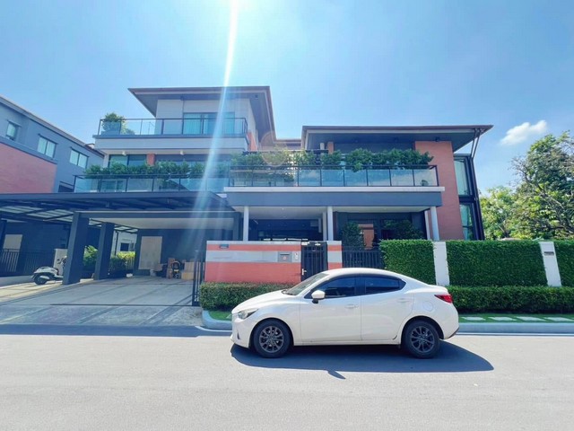 LV52984 ขายบ้านหรู โครงการแกรนด์ บางกอก บูเลอวาร์ด พระราม 9 ใกล้ร.ร.นานาชาติ พร้อมสระว่ายน้ำราคาขาย : 42 ล้านบาทที่ตั้ง : ถนนกาญจนาภิเษก แขวงทับช้าง เขตสะพานสูง กรุงเทพฯ 10250ชื่อโครงการ : แกรนด์ บางกอก บูเลอวาร์ด อีสต์ พระราม 9 Grand Bangkok Boulevard East Rama 9รายละเอียด :- บ้านหรู 3 ชั้น - พื้นที่ดิน 176.3 ตารางวา - พื้นที่ใช้สอย 693.00 ตารางเมตร- 5 ห้องนอน - 6 ห้องน้ำ - 2 ห้องนั่งเล่น - 1 ห้องครัว - 2 ห้องทำงาน - 2 ห