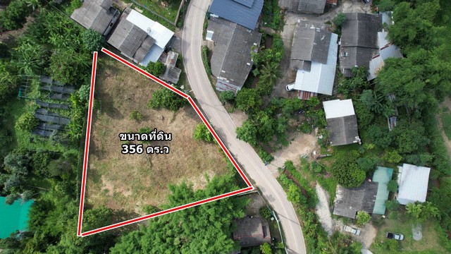 ขายที่ดิน356 ตารางวา ทำเลดี ติดถนนเดินทางสะดวกเชียงใหม่**ราคา: 3,916,000 บาทที่ตั้ง: ต.น้ำแพร่ อ.หางดง จ.เชียงใหม่จุดเด่นของที่ดิน:-ทำเลเยี่ยม: ที่ดินตั้งอยู่บนถนนหลัก การเดินทางสะดวก-ใกล้สนามบิน: ห่างจากสนามบินเชียงใหม่เพียง 20 กิโลเมตร-บรรยากาศธรรมชาติ:วิวภูเขาล้อมรอบ บรรยากาศเงียบสงบและสวยงามสิ่งอำนวยความสะดวกใกล้เคียง:-ห่างจากพืชสวนโลก 11 กม.-ห่างจากโรงพยาบาลใ