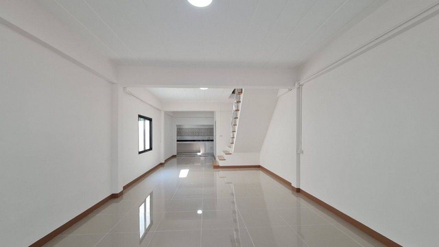 ทาวนเฮ้าส์เรวดี 3  เรวดี57    ถนนเมน  ปากซอย  ใกล้รถไฟฟ้า