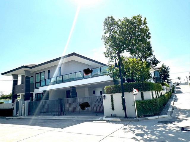 AOM 1571ขายบ้านในหมู่บ้านภัททาไพร์ม  หลังมุม ถนนบายพาส 36 ใกล้โรงเรียนนานาชาติรีเจ้นท์ บ้านใหม่ตกแต่งสวยงาม หรูหรา เฟอร์นิเจอร์นำเข้าจากอิตาลี ทั้งหลังขนาดพื้นที่ 144 ตรว. พื้นที่ใช้สอย 550 ตรม.4 ห้องนอน 5 ห้องน้ำ 1 ห้องดูหนัง2 ห้องเก็บของ 1 ห้องซาวน่าจอดรถได้ 4 คันบ่อปลาคราฟสระว่ายน้ำขนาดใหญ่พร้อมอ่างจากุชชี่ครัวไทย-ยุโรป ตกแต่งสวยงามเฟอร์นิเจอร์นำเข้าจากอิตาลี 35 ล