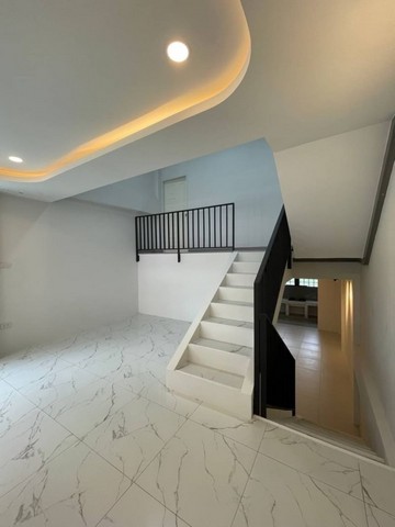 ทาวน์โฮม 2 ชั้น ตกแต่งสวย สไตล์โมเดิร์น โซนป่าแดด