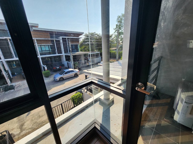 MRT มีนบุรี 2.1 กม. ใหม่มาก ทาวน์เฮ้าส์ 2 ชั้น 2นอน สามวา หทัยราษฏร์ บิ๊กซี ร่มเกล้า 1.7 กม. 2น้ำ 22ตร.วา ผ้าม่านใหม่ทั้งหลัง  ครัวบิ้วอิน 